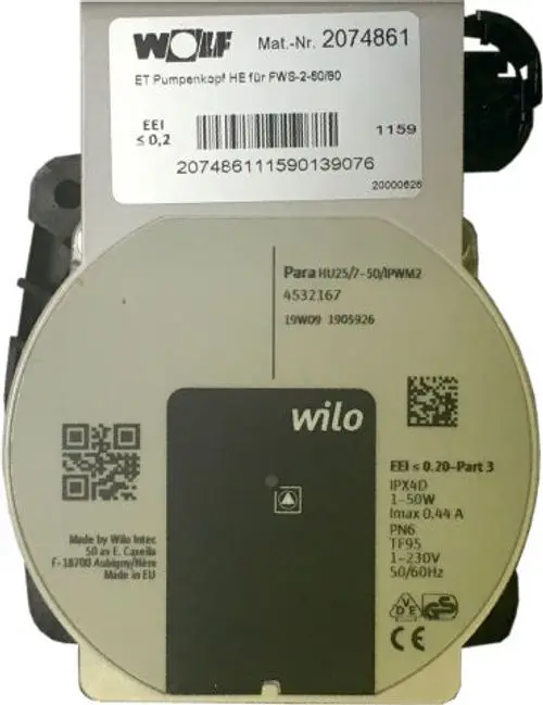Pumpenkopf von Wolf mit Typenbezeichnung und technischen Angaben. Enthält QR-Code und Daten zur Energieeffizienz, IP-Schutzklasse und maximaler Stromstärke.